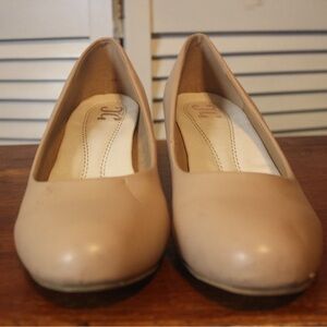 Journee Collection Beige Punps